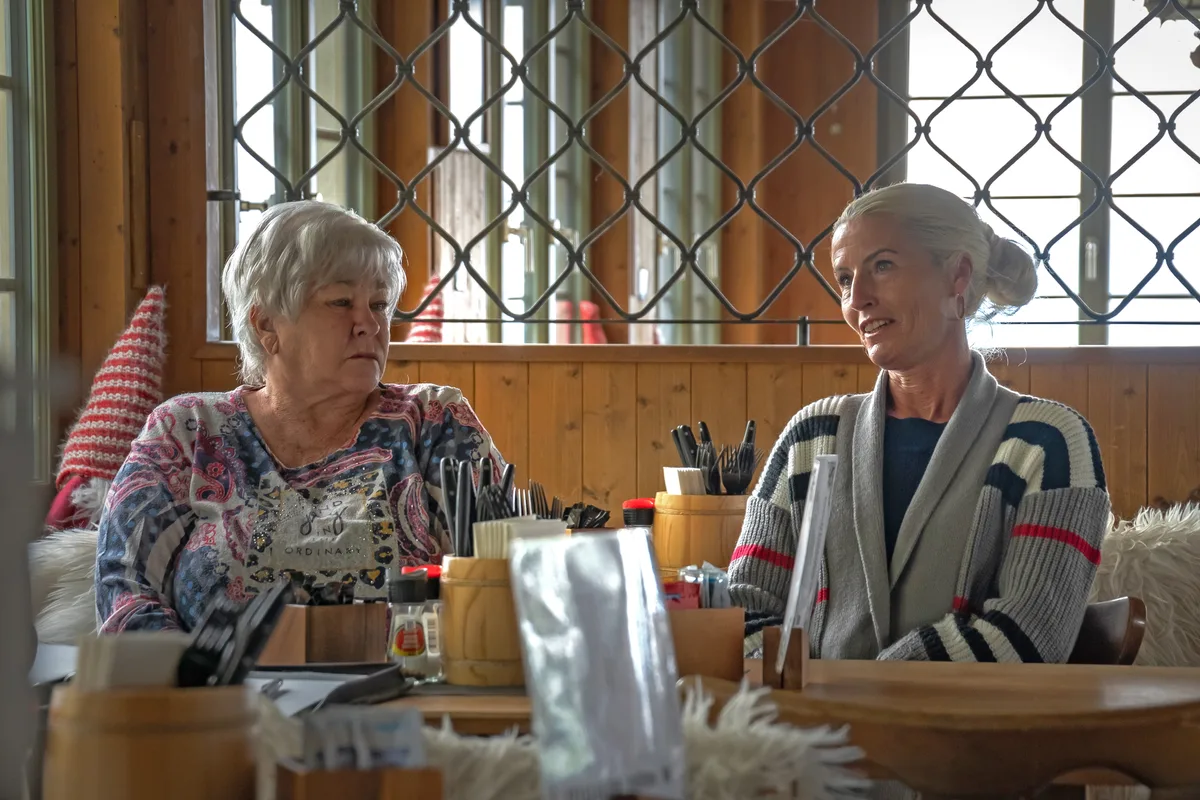 Die neue Geschäftsführerin Nadine Moreno (rechts) will einen gesunden Neustart wagen. Zwei Frauen sitzen am Tisch in einem Restaurant und unterhalten sich.